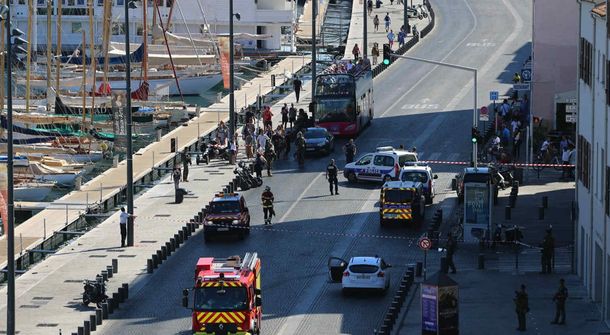 Un auto embistió dos paradas de colectivos en Marbella: hay un muerto