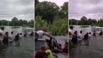Hicieron una cadena humana para salvar a un afectado por el huracán Harvey Hicieron una cadena humana para salvar a un afectado por el huracán Harvey