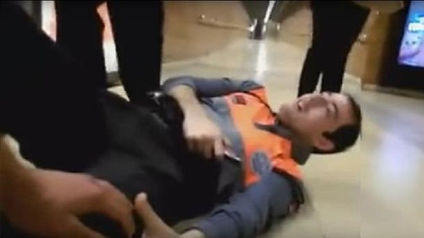 VIDEO: Agreden a un guardia de seguridad en el subte de Barcelona