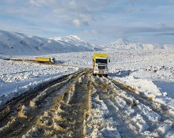 Las intensas nevadas mantienen intransitables los caminos de alta montaña.
