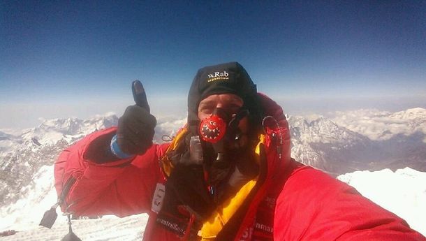 Realizan la primera videollamada desde la cima del Everest