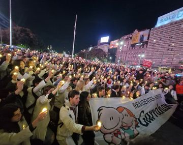 Masiva marcha de velas de residentes del Garrahan en el Obelisco contra el ajuste