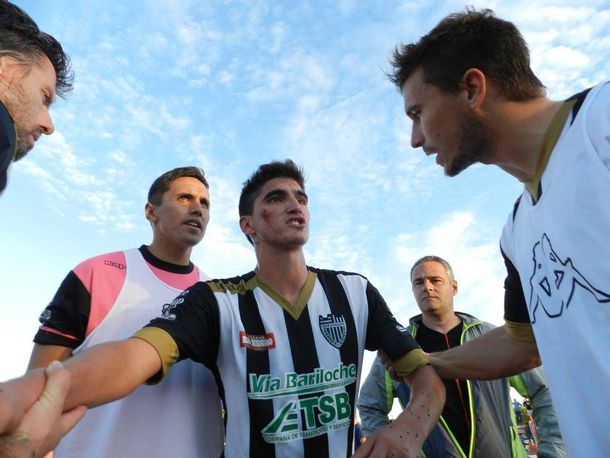 Jugadores fueron agredidos por hinchas del rival en el fútbol argentino