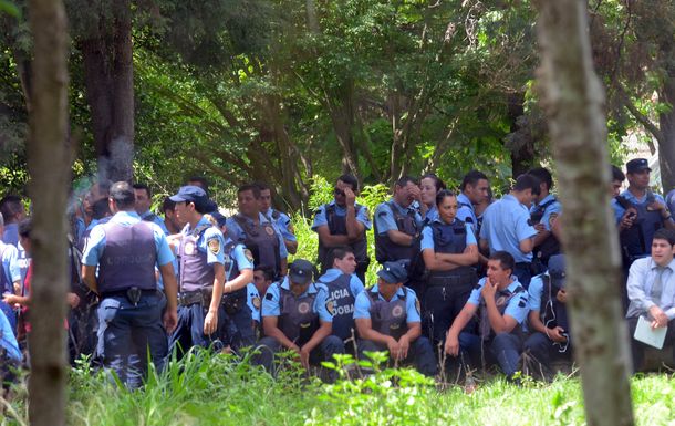 Policías aceptan de palabra la oferta y cesarían la protesta
