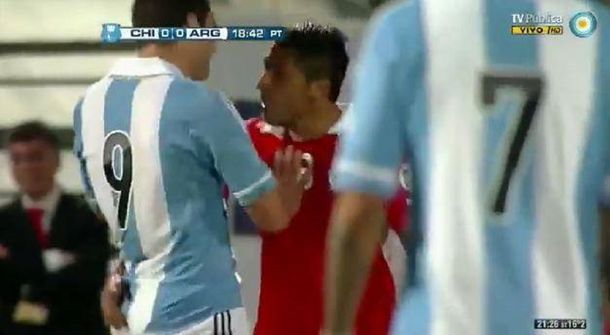 El pasado lo condena: Jara había toqueteado a Higuaín