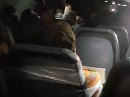 Un pasajero acosó a azafatas en pleno vuelo y terminó atado con cinta adhesiva