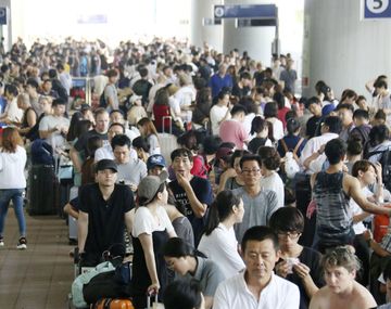 Miles de pasajeros quedaron varados en el aeropuerto de Kansaiy esperan ir a Osaka en colectivo
