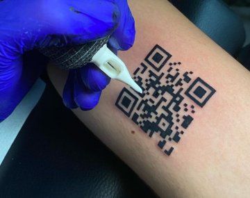 Un joven se tatuó el pasaporte sanitario y causa furor: Entramos a una nueva era