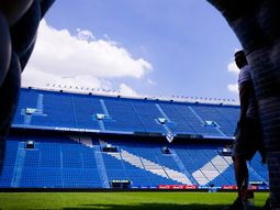 una avioneta paso por la practica de velez y dejo un fuerte mensaje antes del partido con boca una avioneta paso por la practica de velez y dejo un fuerte mensaje antes del partido con boca