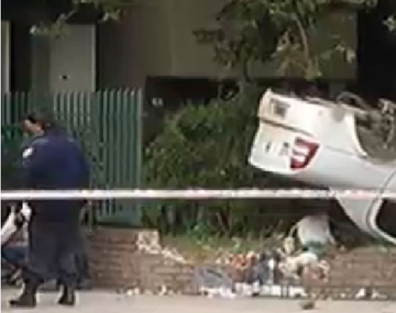 Volcaron dentro de una casa cuando escapaban de la policía