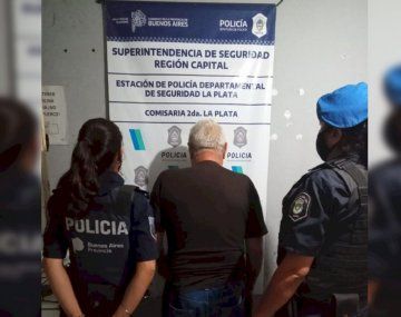 Hombre de 74 años se sentó con una chica en el tren y no paró de acosarla: terminó detenido