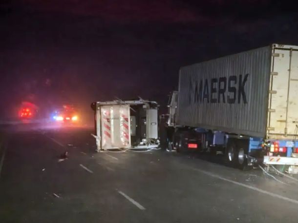 Fuerte temporal de viento, granizo y lluvia tumbó a varios camiones en Santa Fe
