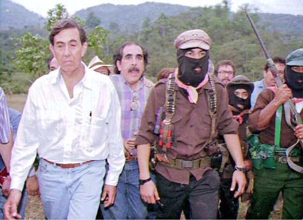 Cuauhtémoc Cárdenas se entrevista con el subcomandante Marcos en 1994.