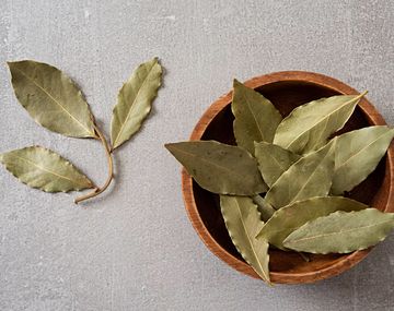 Este ritual explica como poner hojas de laurel en el árbol de Navidad para lograr positividad y abundancia.&nbsp;