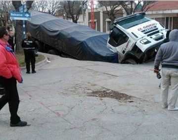 Un bache se tragó a un camión en San Luis