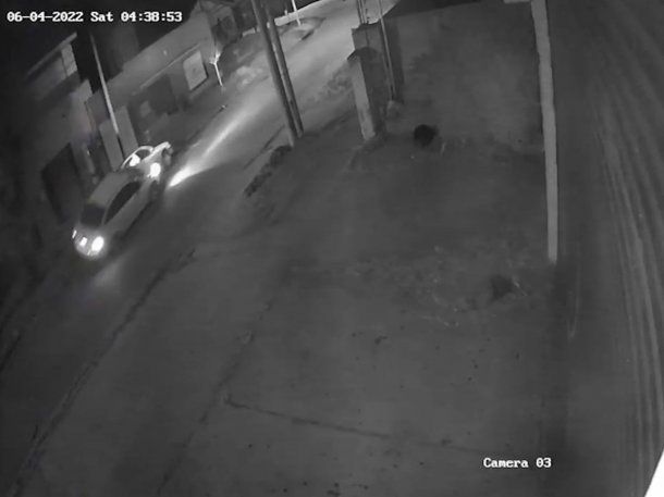 Chocó un auto estacionado y se fugó: todo quedó registrado en un video y lo están buscando