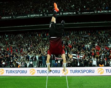 Uno de los campeones celebra con la multitud que presenció la final