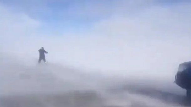 Santa Cruz, azotada por el viento blanco