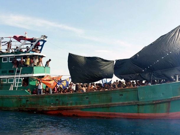 Miles de refugiados están en barcos a la deriva en el sudeste asiático