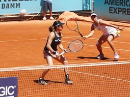 Roland Garros: una pareja de dobles femenina fue descalificada tras golpear a una alcanzapelotas