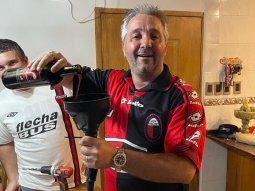 Tomó vino con su abuelo muerto para celebrar a Colón campeón