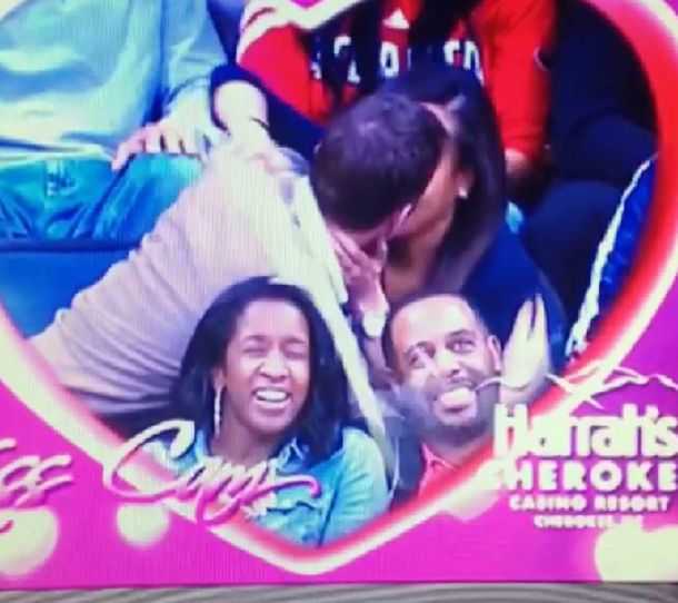 Besó a su novio para las cámaras de la NBA y bañó de cerveza a otra pareja