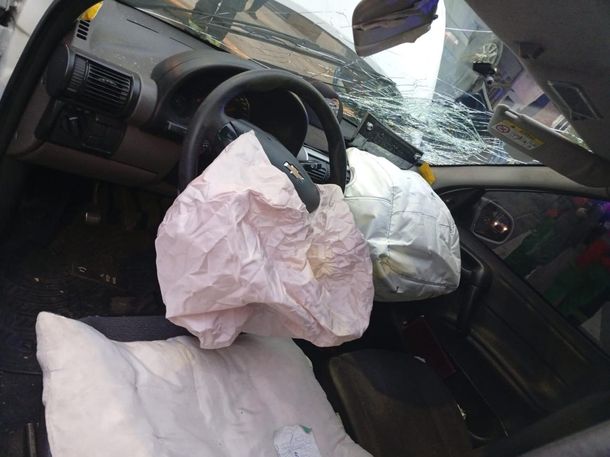 Los airbags activados en uno de los autos involucrados en el choque Los airbags activados en uno de los autos involucrados en el choque