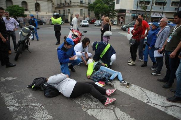 Dos inspectoras fueron atropelladas por el conductor de un auto durante un operativo de control en La Plata. Foto: diario El Día.