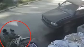 video: motochorros persiguieron a una familia y los hicieron chocar contra una camioneta video: motochorros persiguieron a una familia y los hicieron chocar contra una camioneta