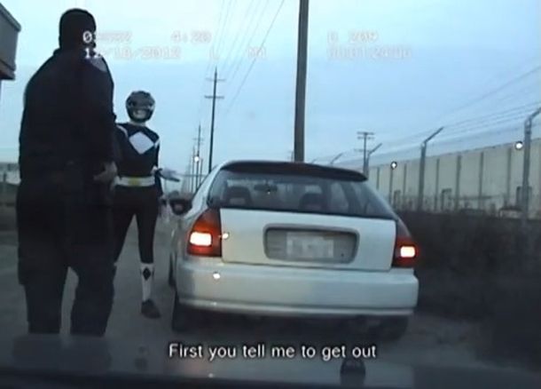 VIDEO: Un policía para un auto y resultó ser un Power Ranger