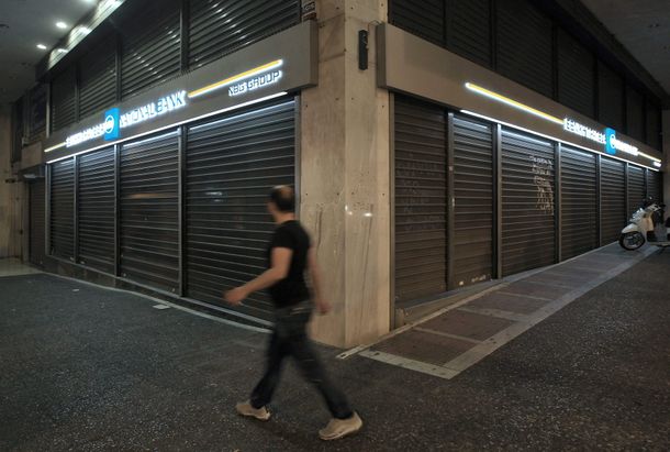 Grecia comienza la semana con bancos abiertos y un marcado aumento del IVA