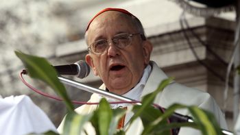 Jorge Bergoglio cuando ofrecía una misa en Liniers por el 7 de agosto. Jorge Bergoglio cuando ofrecía una misa en Liniers por el 7 de agosto.