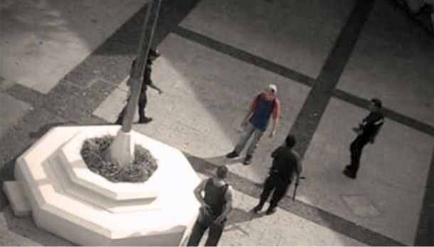 Un alumno de 13 años fue golpeado por la policía en el patio del colegio
