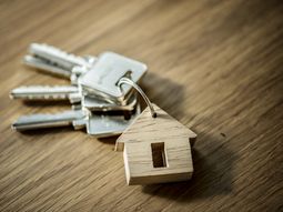 Para construir 65.000 viviendas en Uruguay se necesitarán 20 años, según el consultor inmobiliario Gonzalo Martínez Vargas. Para construir 65.000 viviendas en Uruguay se necesitarán 20 años, según el consultor inmobiliario Gonzalo Martínez Vargas.