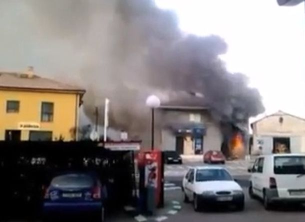 En un ataque de furia, incendió un banco porque lo embargaban