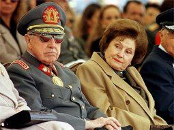 El genocida Augusto Pinochet y su mujer Lucía Hiriart