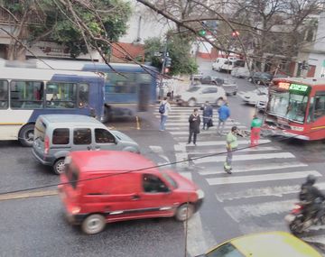 Choque entre un auto y un colectivo en el Metrobus de Juan B. Justo