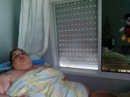 Pesa más de 300 kilos y pide asistencia