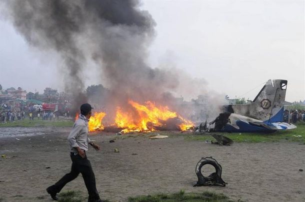 Cayó un avión en Nepal: 19 muertos
