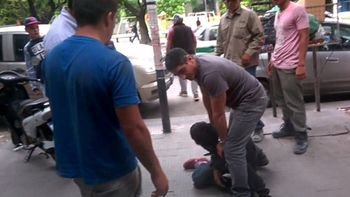 Vecinos atrapan a un ladrón Vecinos atrapan a un ladrón