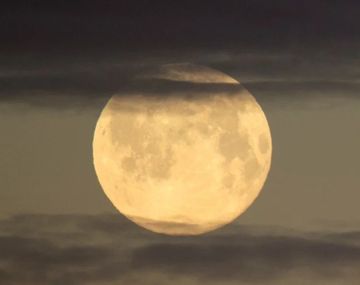 El ritual para aprovechar la Luna llena y abrir caminos con una vela roja