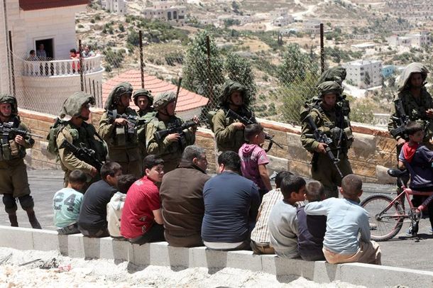 Israel acusa a Hamas de secuestrar a tres jóvenes y lanza ofensiva militar
