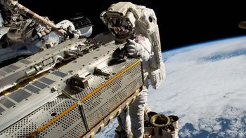 Los cambios físicos que sufren los astronautas al volver del espacio. Los cambios físicos que sufren los astronautas al volver del espacio.