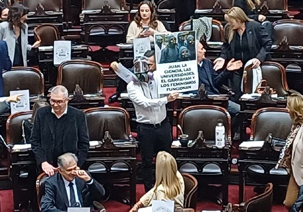 Diputado se disfrazó de El Eternauta para defender al Hospital Garrahan y las universidades