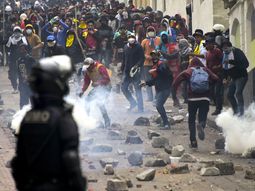 Ecuador: el ejército se enfrenta con la policía para evitar la represión a manifestantes