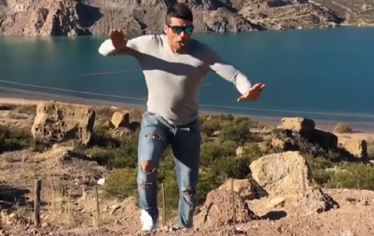 El blooper de Cristian U en una montaña mientras intentaba sacarse una foto