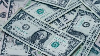 El dólar subió en el cierre de una semana donde cotizó a la baja y no logró sostenerse en la franja de los 39 pesos. El dólar subió en el cierre de una semana donde cotizó a la baja y no logró sostenerse en la franja de los 39 pesos.