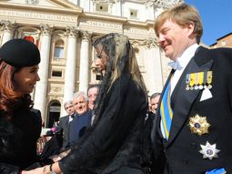 tenemos una reina, un papa y a messi; no nos falta nada tenemos una reina, un papa y a messi; no nos falta nada