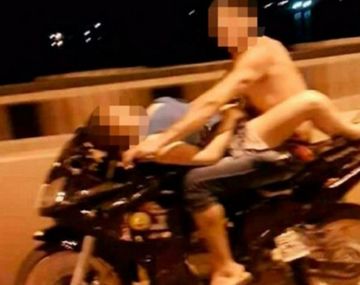 VIDEO: ¿Sexo en una moto a toda velocidad?