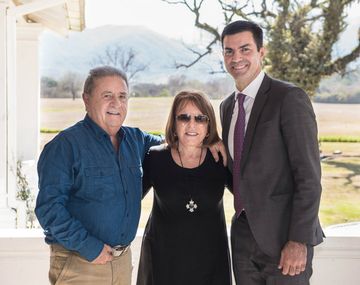 El gobernador de Salta coincidió con el ex presidente y su esposa, Chiche Duhalde
